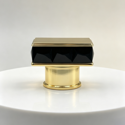 خرید درب عطر زاماک با روکش طلای آبکاری شده و برش لوزی مشکی براق، مناسب برای بسته‌بندی عطر شیشه‌ای، با قابلیت سفارشی‌سازی اندازه تولید آنلاین