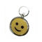با لبخند روی لوگوی سفارشی چهره ، حلقه زرد را با فلز سازگار با محیط زیست بچسبانید