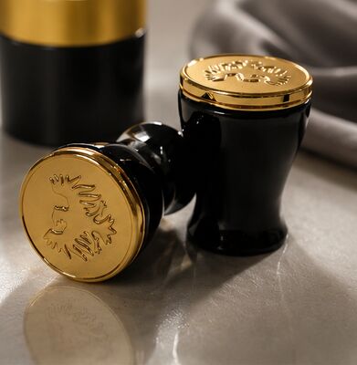 Custom Embossed Logo Zamac Perfume Cap with Hourglass Waisted Design and Black & Gold Finish