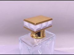 کلاه نشان داده می شود