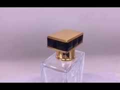 کلاه نشان داده می شود