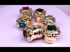 کلاه نشان داده می شود